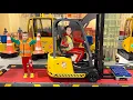 Download Lagu Sofia en Max spelen met auto's en andere avonturen op de kinderspeelplaats.