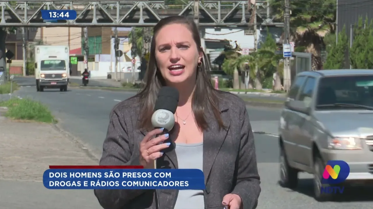 Dois homens são presos com drogas e rádios comunicadores