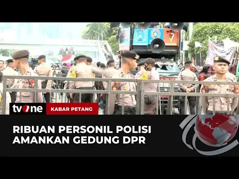 Massa Gelar Aksi Demo di Depan Gedung DPR saat Rapat Paripurna