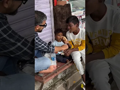 भूखे बच्चों की मदद करने पहुंचा फरिश्ता इंसानियत अभी जिंदा है💙Humanity | Motivation | Respect #Shorts