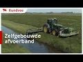 Download Lagu Eerste snede maaien in nat voorjaar met zelfgebouwde afvoerband - John Deere