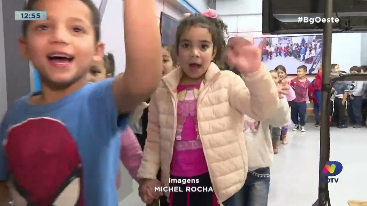 Alunos da educação infantil e professores da Escola Cyro Sonosky do Bairro Efapi visitam a NDTV
