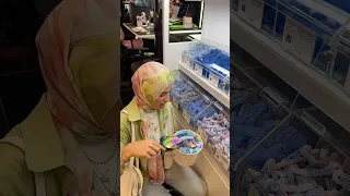 اشتريت كيلو حلويات سويدية         دندنها