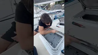 On passe à la préparation et au collage de nos nouveaux hublots ! ✨