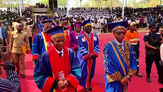 Le Recteur Kishiba fitula,  rend hommage aux enseignants