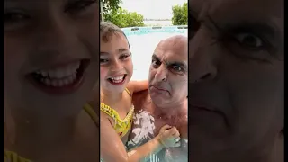 דואט שירה בבריכה תרשמו לי בתגובות מי שר יפה יותר 