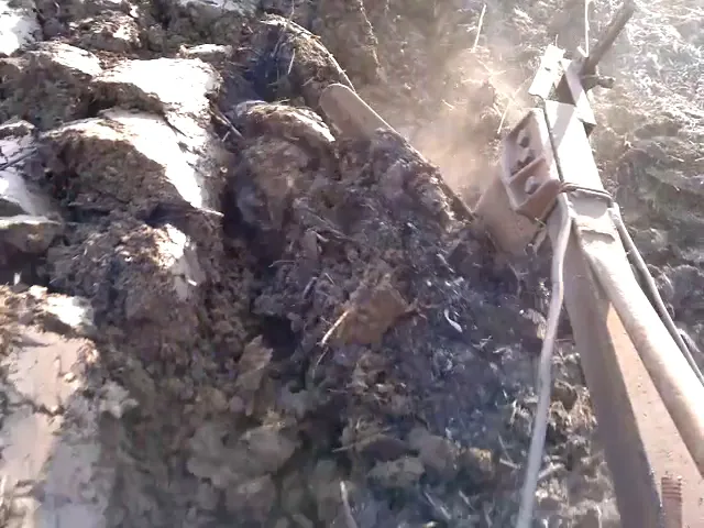 Трактор с плугом  გამოყენებულია дт 75 ის 4 იანის 1 ცალი გუთანი kubota x20