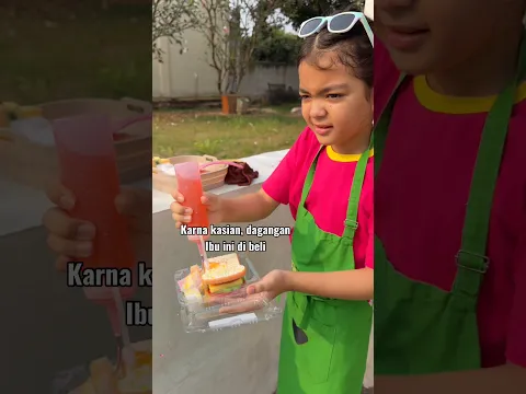 Siapa yg mau beli juga dagangan ibu ini? Padahal makanannya keras semuanya ngak bisa dimakan.