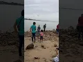 prank teman di pantai