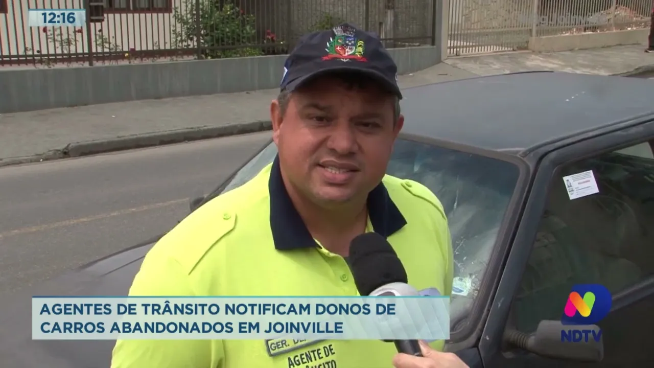 Agentes de trânsito notificam donos de carros abandonados em Joinville