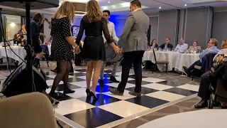 شفتك يا جفلة عالبيدر طالعة وشادي يولع الحفلة بالضرب على الطبل مع غناء رائع لمازن ابو سيف 