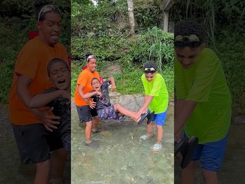 Cuando confundimos un niño en el río 👦🏽🌊🪵🤣 #shorts #rio #funny #comedy