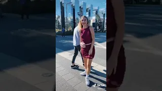 فتاه تحضن اي شاب ماشيي في الشارع اي رد فعلك لو حصل معاك كدا 