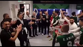 لاعبو المنتخب الفلسطيني يحتفلون بتأهلهم دندنها