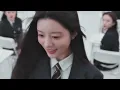 ILLIT (아일릿) – 'Swingin’ Magic' MV