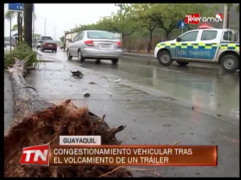 Congestionamiento vehicular tras el volcamiento de un tráiler