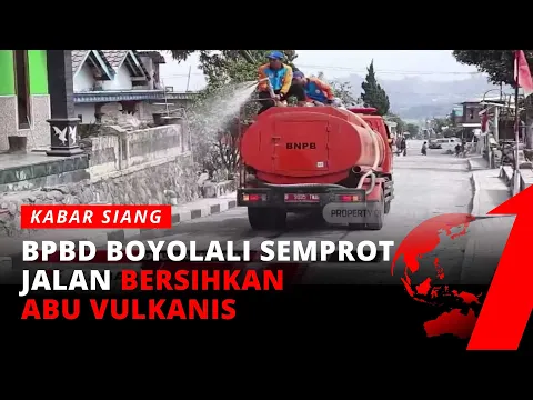 Petugas BPBD Bersihkan Desa Terdampak Hujan Abu Gunung Merapi