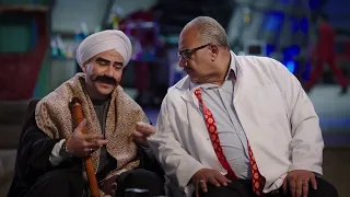 الواد وهو بيمشي بينتش   الكبير قابل البروف شرشابي علشان يشوف حل للعترة      الكبير أوي ج  دندنها