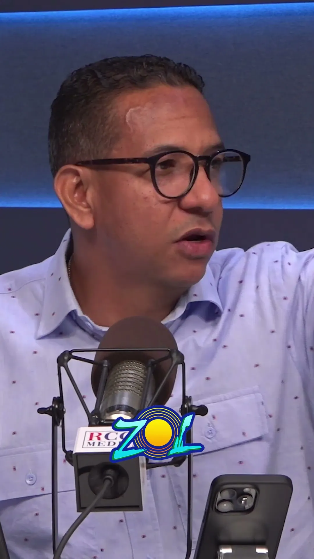 DIPUTADO DEL PRM ENTREGA 4 HUEVOS Y UNA MANO DE GUINEOS