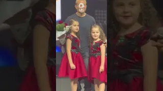 تصرف مفاجئ من الهضبة مع بنتين صعدوا على المسرح  تصرف مفاجئ من الهضبة مع بنتين صعدوا على المسرح