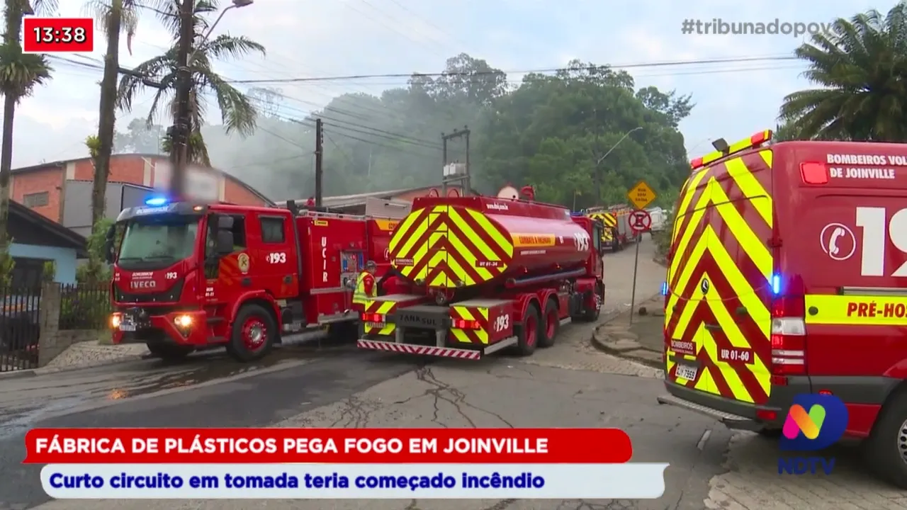 Fábrica de plásticos pega fogo em Joinville, curto circuito em tomada teria começado incêndio