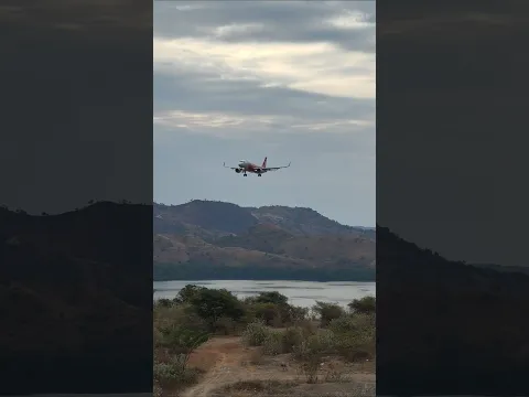 Pesawat Airbus A320 Airasia Landing di Bandara Komodo Labuan Bajo