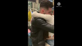 بعد غياب سنين عذاب     أجمل لقاء بمطار دندنها