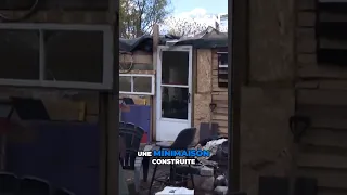 À L Intérieur D Un Abri De Fortune Bricolé Par Un Itinérant 