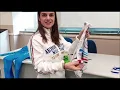 Alessia Crippa da lezione di sport nella sua vecchia scuola