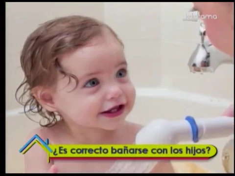 ¿Es correcto bañarse con los hijos?
