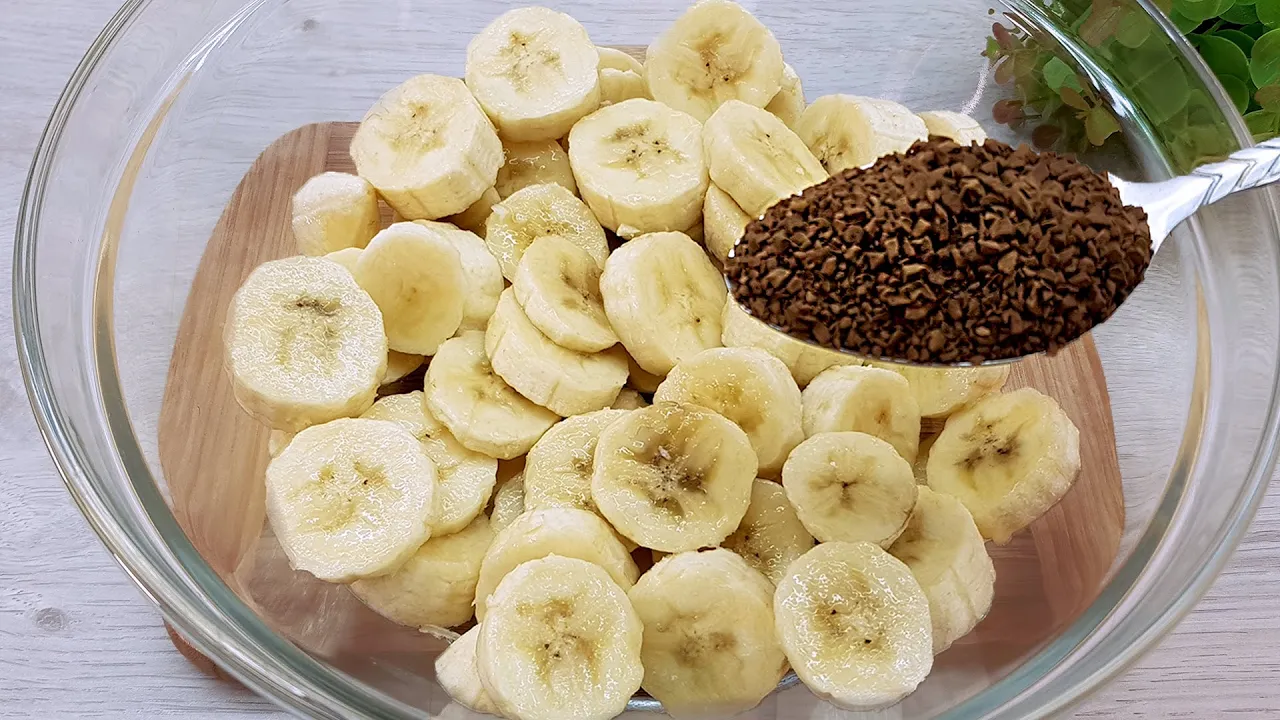 Supersaftiger Eierlikörkuchen mit weißer Schokoglasur, einfaches Gugelhupf-Rezept, Backen, Ostern