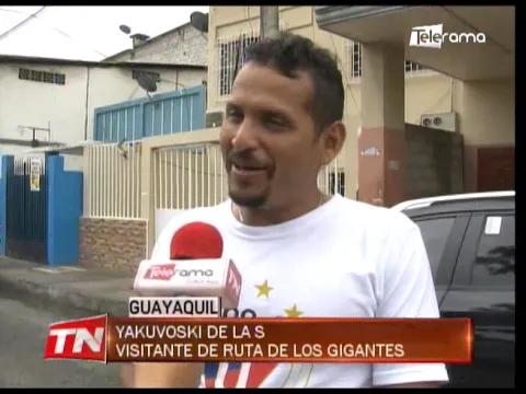 Ciudadanos recorren la ruta de los monigotes gigantes en el Suburbio