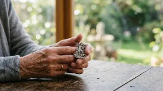JARDINERO ES DESPEDIDO POR ROBO, MILLONARIA RECONOCIÓ EL DIJE QUE PERTENECIÓ A SU HIJO DESAPARECIDO