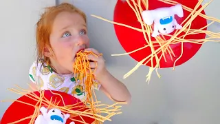 Download DONT GET A MESSY FACE!! Adley and Mom play Yeti in my Spaghetti 🍝 (new game review) MP3