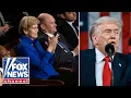 Lagu SEE IT: Elizabeth Warren APPLAUDS Trump comment at State of the Union