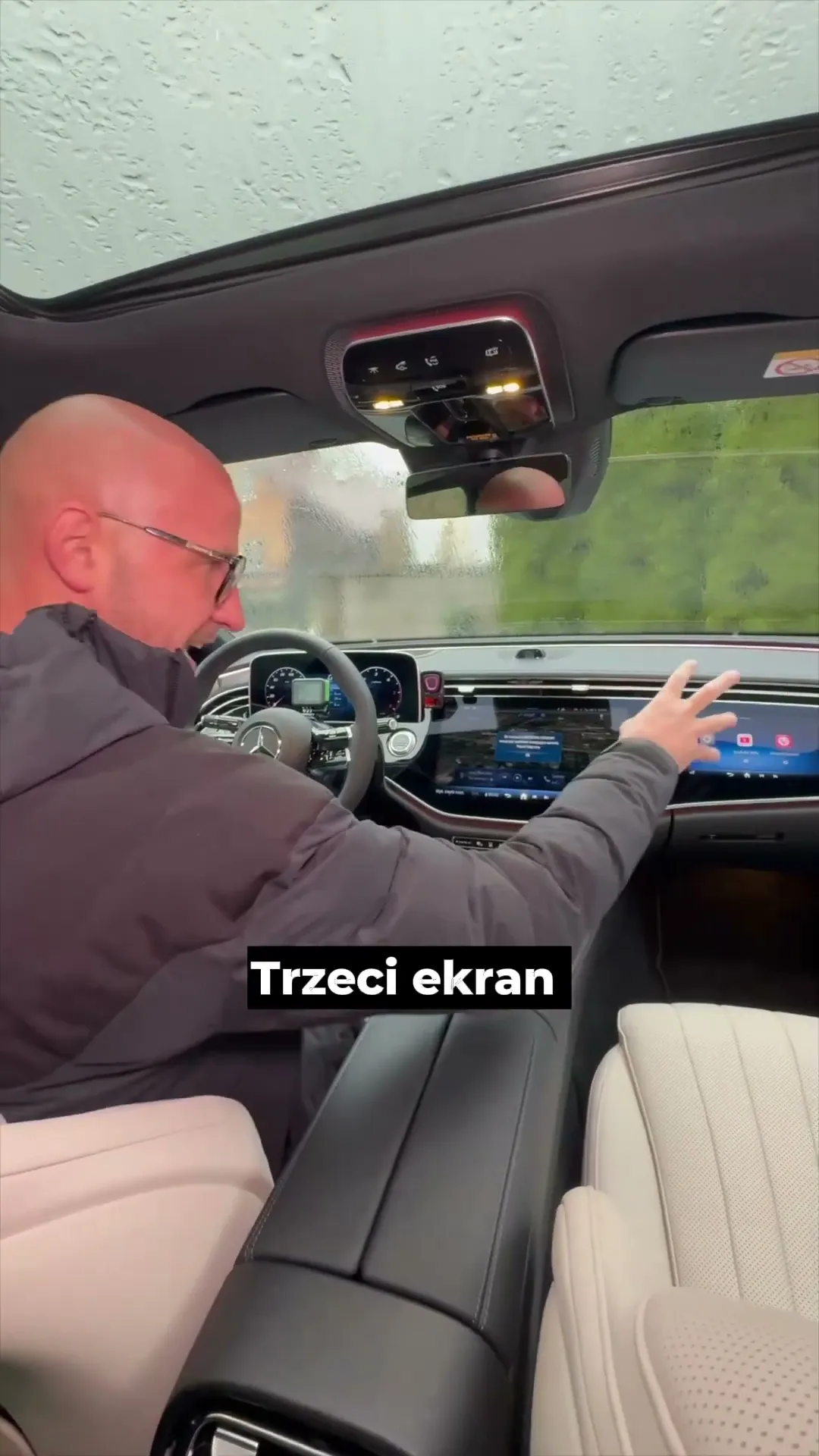 Walizki pewnie nie wejdą, ale Łukasz się zmieścił E klasa w dieslu na kanale! #caroseria #shorts