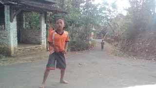 orang joget di jalan lucu