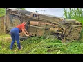 Download Lagu Girl rescues and repairs a car that overturned and broke down in the middle of the road.
