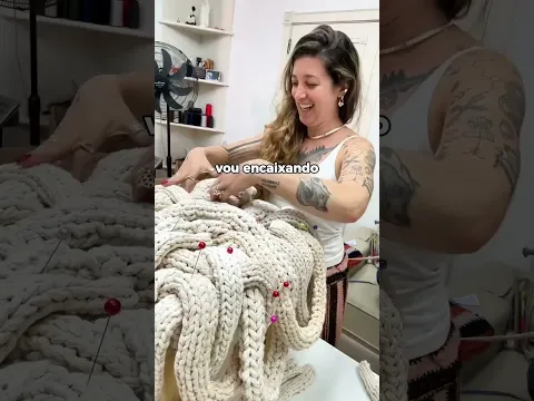 Muitas mãos, muitas tranças e uma bagunça perfeitamente equilibrada 🧶 #crochet  #design  #autoral