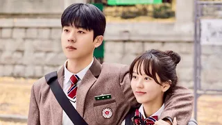 بنت طيبة بتحاول توقع أوسم شاب فى المدرسة فى حب صاحبتها ولكنها بتتصدم لما بتعرف انه بيحبها هى 