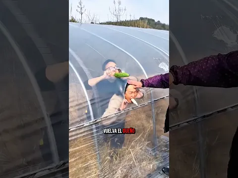 ¡Intentando escapar después de arruinar las verduras! 😂🥬🏃‍♂️!!#shorts