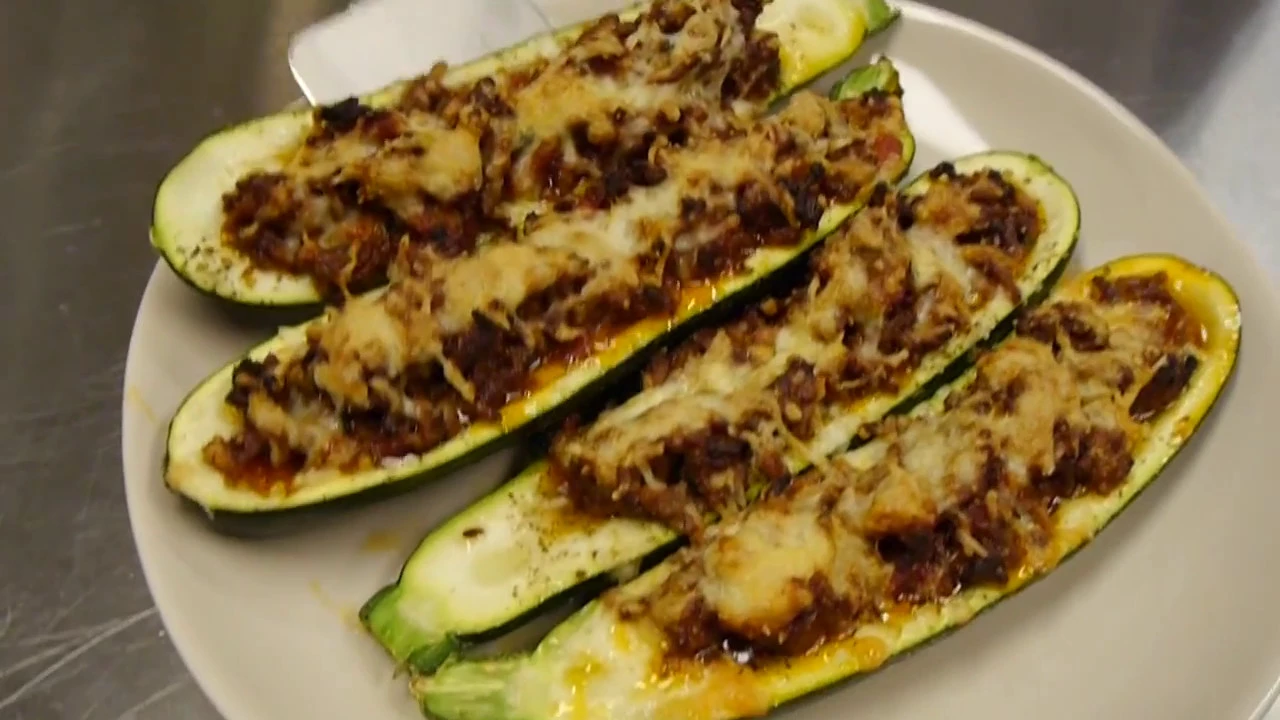 
          
          
          
            
            Gefüllte Zucchini mit Hackfleisch
          
        . 