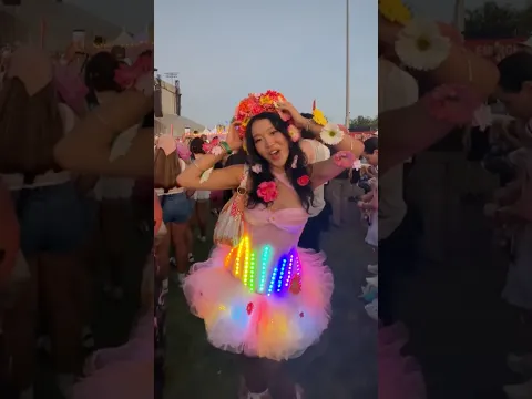 I made a dress that reacts to MUSIC!!! (OMG)