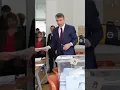Download Lagu Zafer Partisi'nin adayı Azmi Karamahmutoğlu oy kullandığı zarfı yanlışlıkla görevliye verdi #shorts