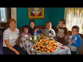 Download Lagu Ver van de beschaving: wat een groot gezin hoog in de bergen eet