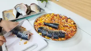 السمك. المكريل في. صواني. المطعم عندي. بنخرجه. كده  بيجو  مخصوص. من بره. علشان الصينيه. دي.  إدمان 