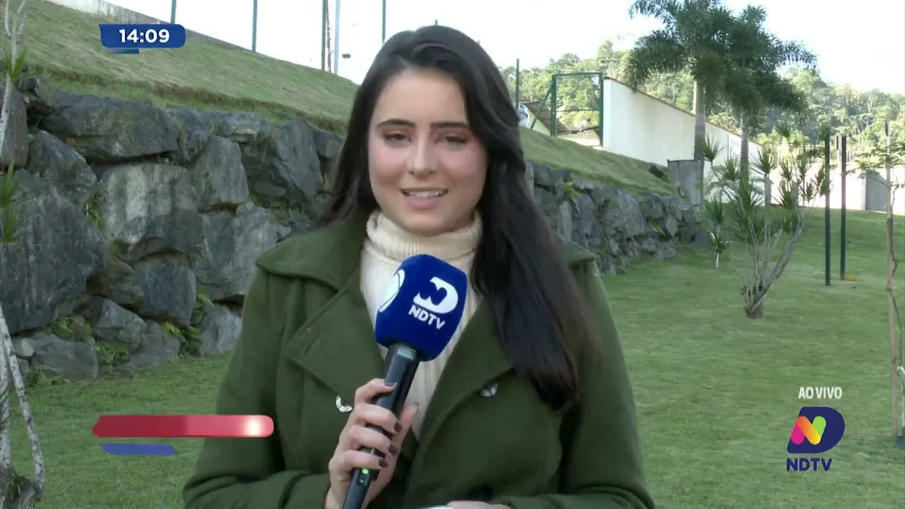 Peça de concreto despenca de caminhão e causa trânsito na BR-470