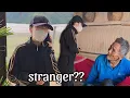Download Lagu Vreemdeling benadert grootvader - Nhims identiteit onthuld - Nhim kan elk moment in gevaar zijn?