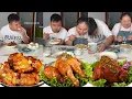 Download Lagu 贪吃的老公不仅霸占鸡腿，还偷吃我的鸡蛋，今天就让他尝一下芥末味的牛奶！#夫妻日常#搞笑