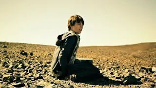 فتى يمتلك قدرات خفية تنقله إلى عالم موازي 